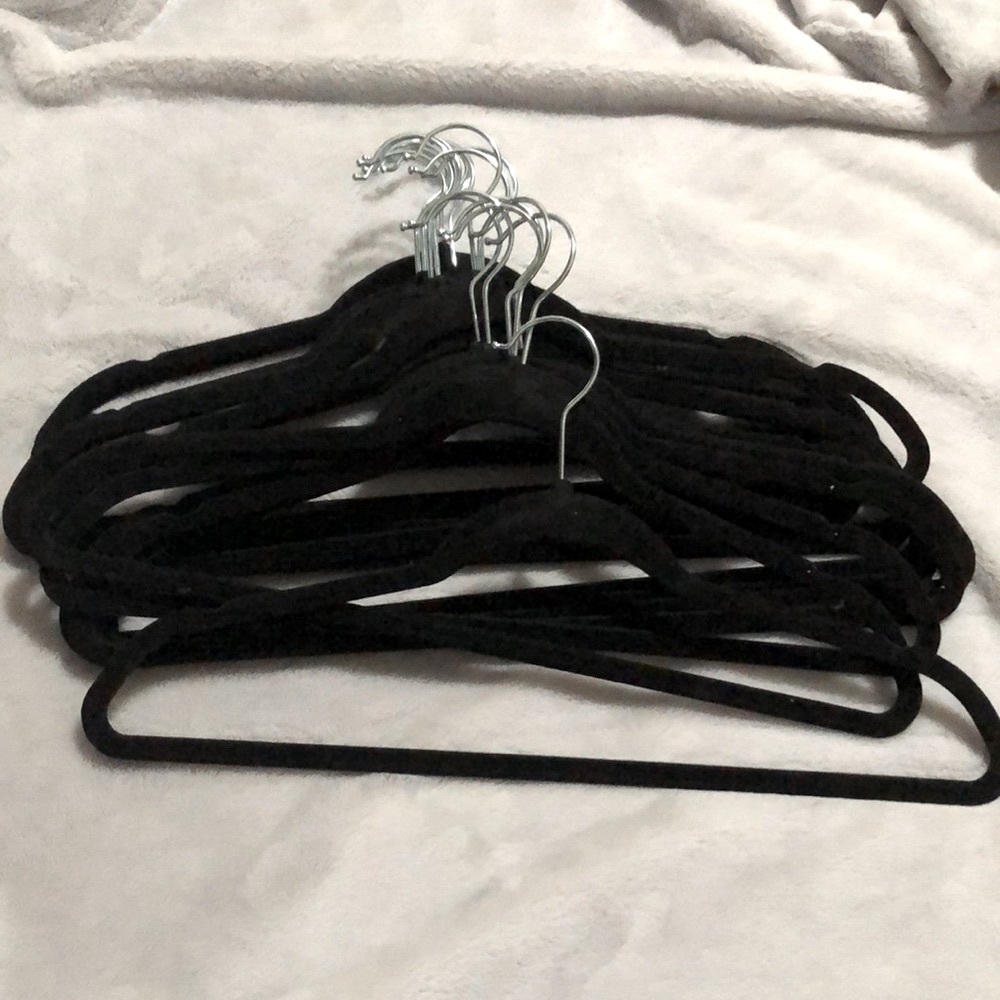Set of 30 Velvet Flocked Hangers - Picture 2 of 5